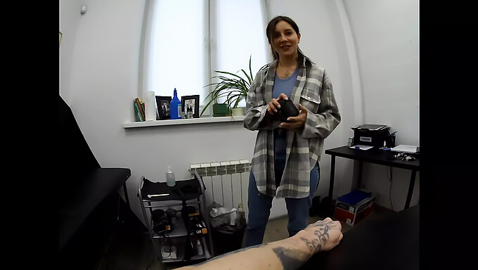 Gata Tatuada Encara Seus Clientes Para Prazer Oral E Profundo!