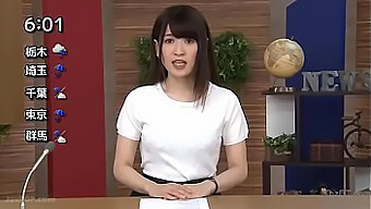 Horúci Spravodajský Segment Anchorwoman V Japonskom Videu