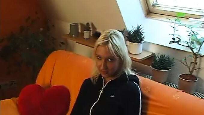 Forførende Blondine Gir En Brutal Blowjob Og Får Deepthroat