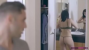 Jaclyn Taylor Seduce Un Tânăr Cu Sânii Mari