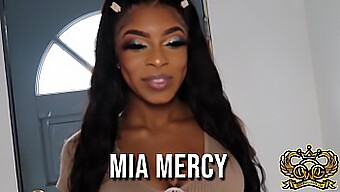 Ebony Mia Mercy Dobi Svoje Majhne Joške Uničene Z Velikim Črnim Kurcem