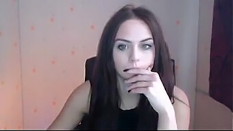 Fantastisk Babe Fingrer Sig Selv På Webcam På Hot8cams.Com