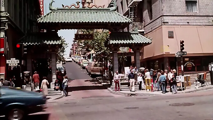 Se Gjennom Scener Og Vintage Stjerner I Restaurert Online Video