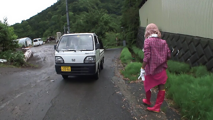 Eine Japanische Frau Genießt Leidenschaftlichen Sex Mit Fremden In Diesem Video.