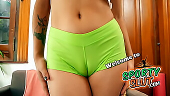 Cô Gái Trẻ Latina Với Vòng Ngực Nhỏ Nhảy Twerks Trong Quần Short Spandex