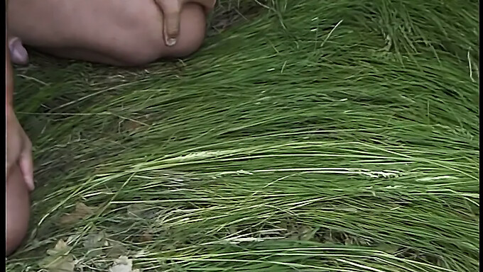 Tienertje (18+) Krijgt Haar Eerste Smaak Van Vuistneuken En Zaad In De Vrije Natuur