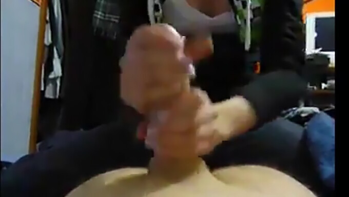 Zelfgemaakte Video Van Vriendin Die Een Handjob Geeft Aan Een Grote Lul