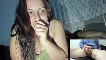 Esposa Milf Adora Ver Um Cara Aleatório Acariciando Seu Pau Na Webcam