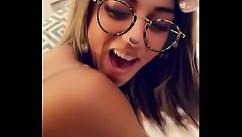 زوجان هاويان يستمتعان بالسنابسكس مع ثديين صغيرين..