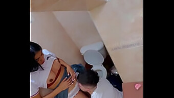 Estudantes Ficam Safados No Banheiro Da Escola Com Oral E Gozando Na Boca (Vídeo Amador)