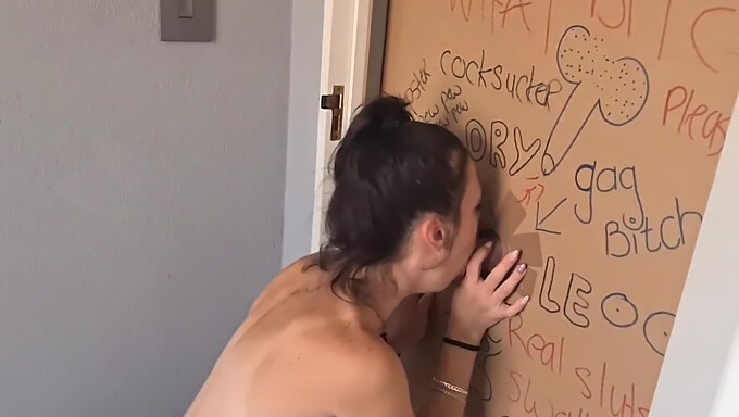 Milf Får Ansigtsbehandling Efter Blowjob Og Handjob På Gloryhole