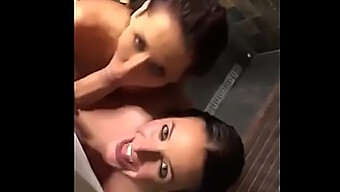 3some Distractiv Cu Sâni Mari Naturali Și Penis Hardcore