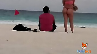 Esposa Quente Mostra Sua Calcinha Fio Dental E É Tocada Por Homens Excitados Na Praia