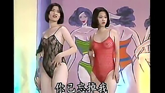 Modisches Taiwanesisches Mädchen In Dessous In Permanentem Video Präsentiert