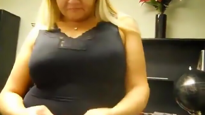 Milf Blondă Drăguță Își Arată Sânii Mari Naturali Într-Un Videoclip Webcam