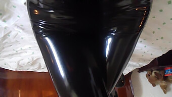 Latexkledd...